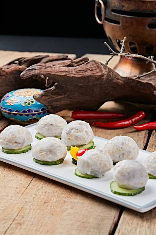 瓷盘装的涮肉食材手打鱼丸图片