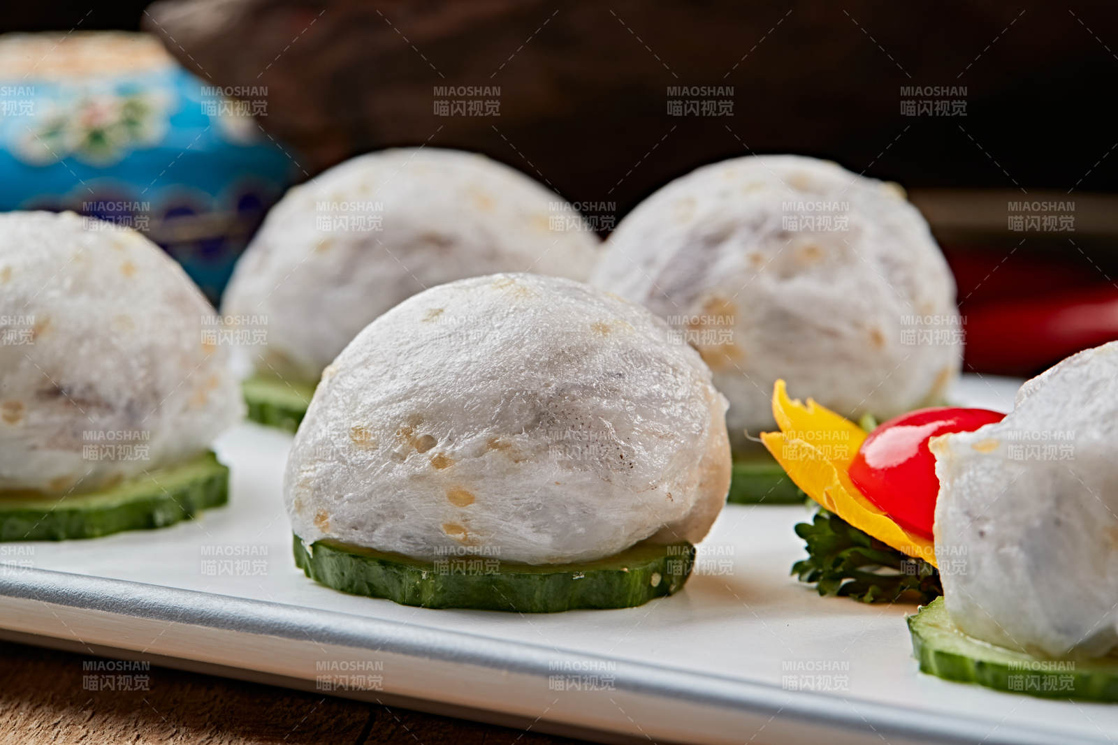 瓷盘装的涮肉食材手打鱼丸图片