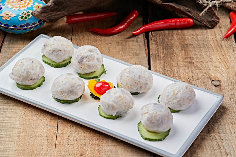 瓷盘装的涮肉食材手打鱼丸图片