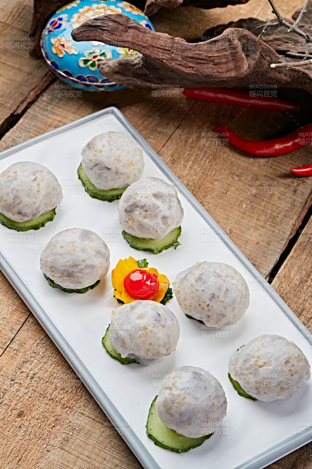 瓷盘装的涮肉食材手打鱼丸图片