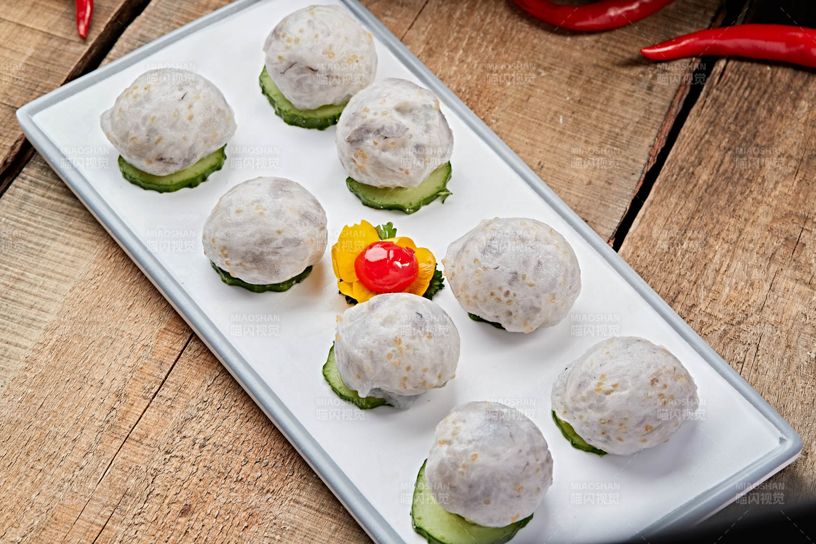 瓷盘装的涮肉食材手打鱼丸图片