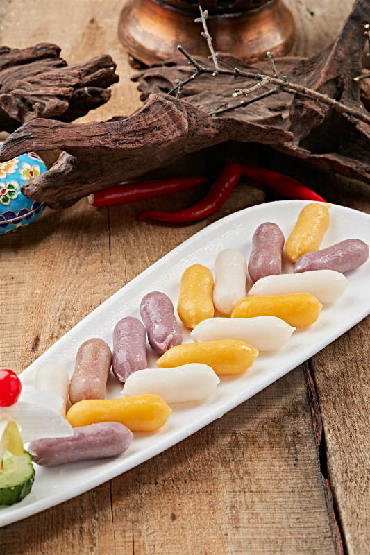 火锅食材彩色韩式年糕条图片