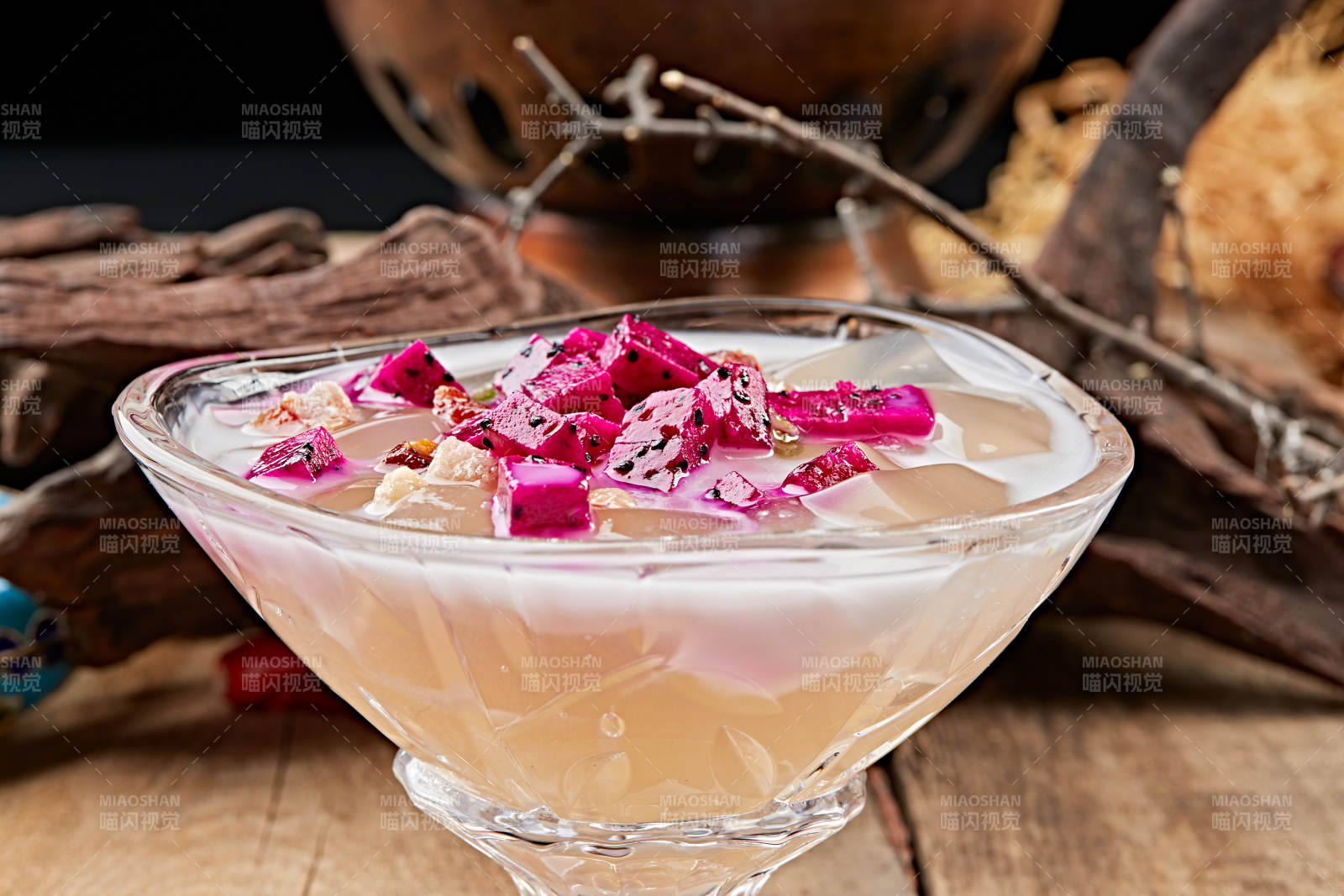 酸奶火龙果芦荟冰图片