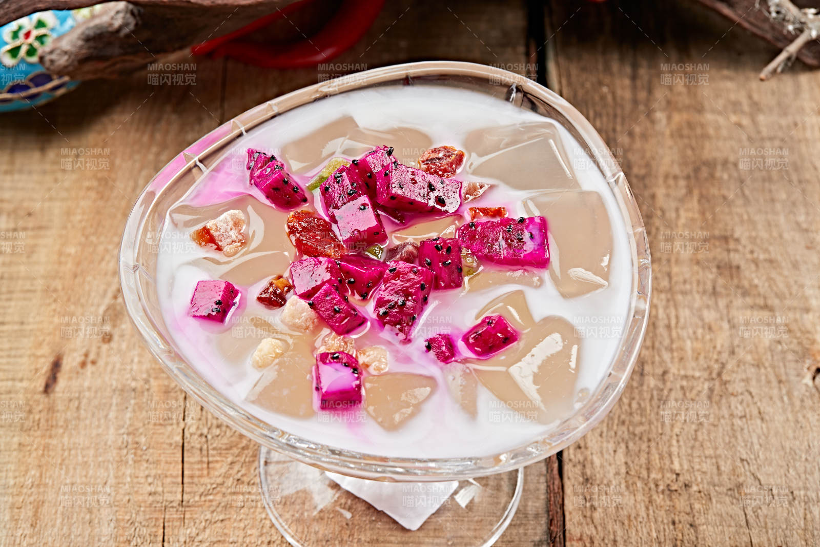 酸奶火龙果芦荟冰图片