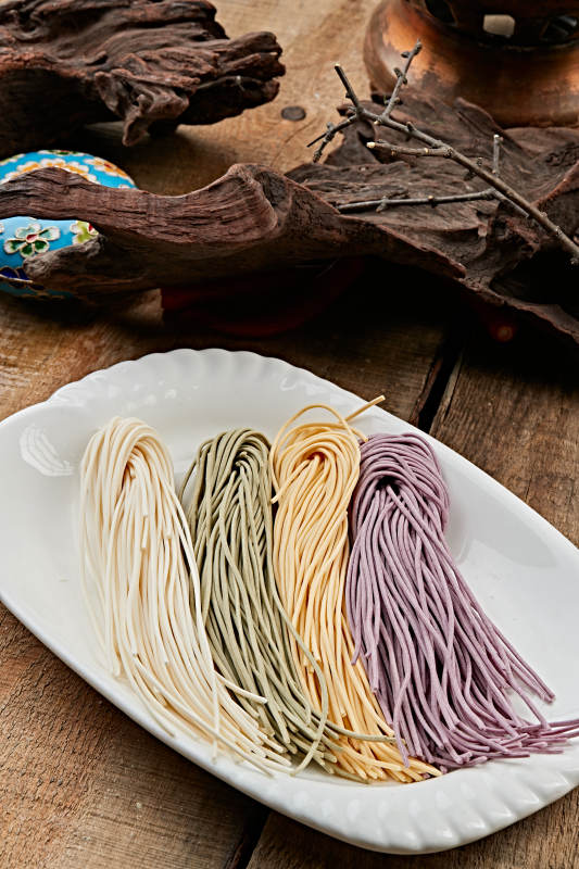 四色火锅面图片