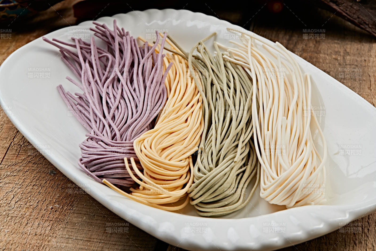 四色火锅面图片