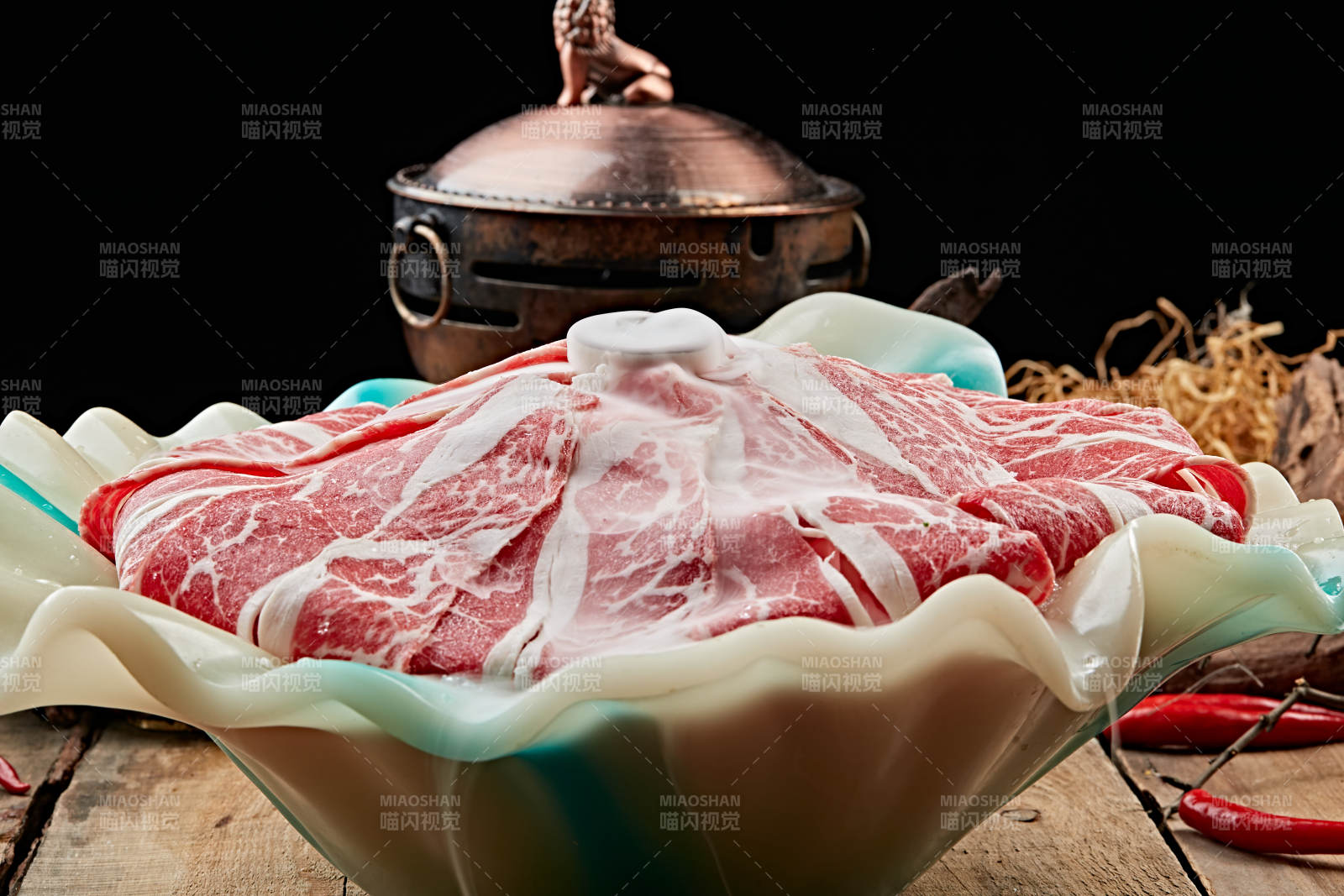 干冰缭绕的背景上摆放的高级雪花肥牛切片图片