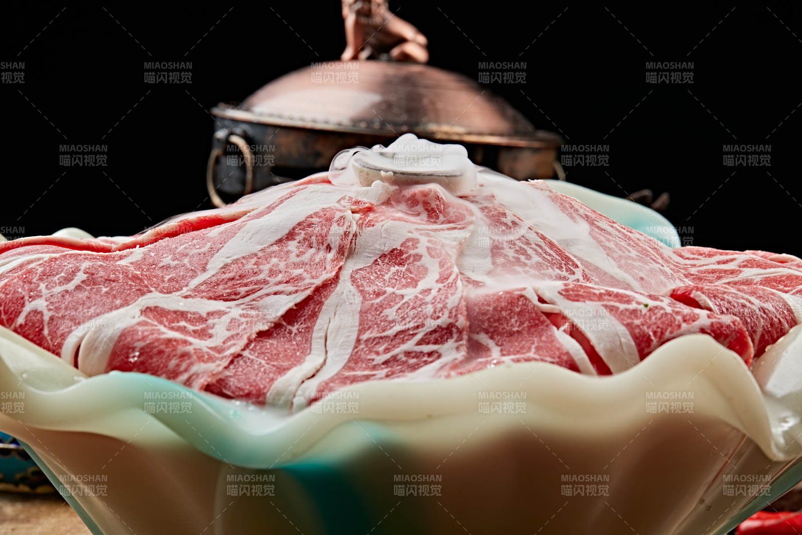 干冰缭绕的背景上摆放的高级雪花肥牛切片图片