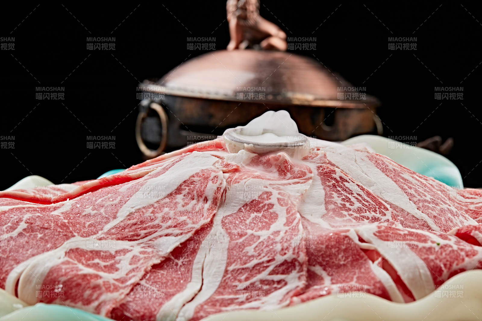 干冰缭绕的背景上摆放的高级雪花肥牛切片图片