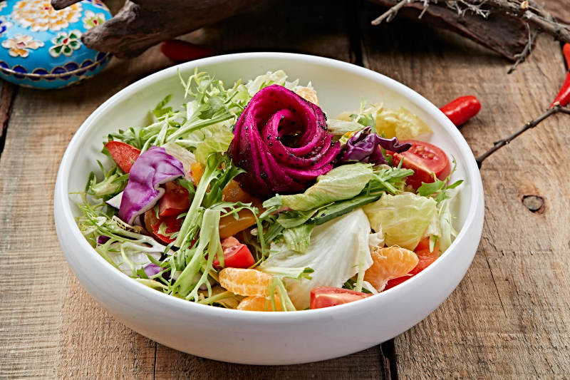 白色圆瓷盘装的芙蓉富贵拌时蔬图片