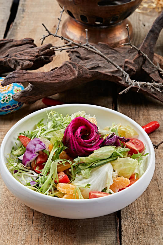 白色圆瓷盘装的芙蓉富贵拌时蔬图片