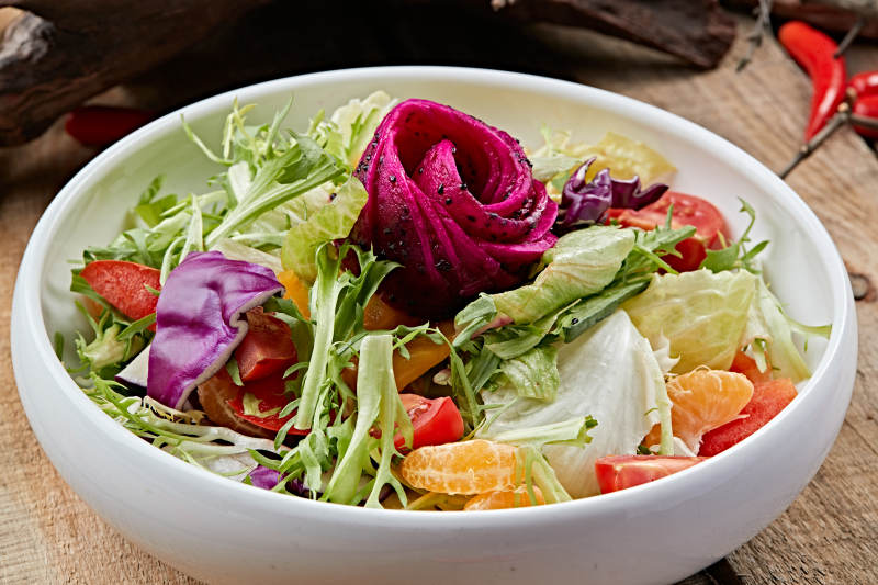 白色圆瓷盘装的芙蓉富贵拌时蔬图片