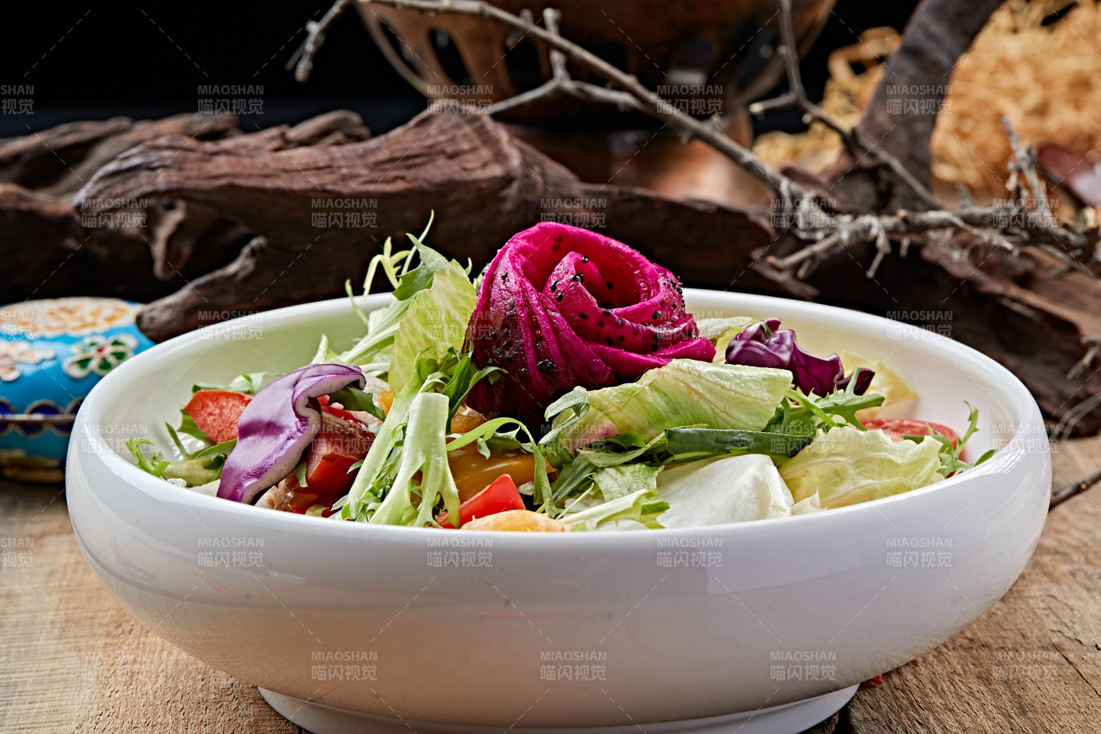 白色圆瓷盘装的芙蓉富贵拌时蔬图片