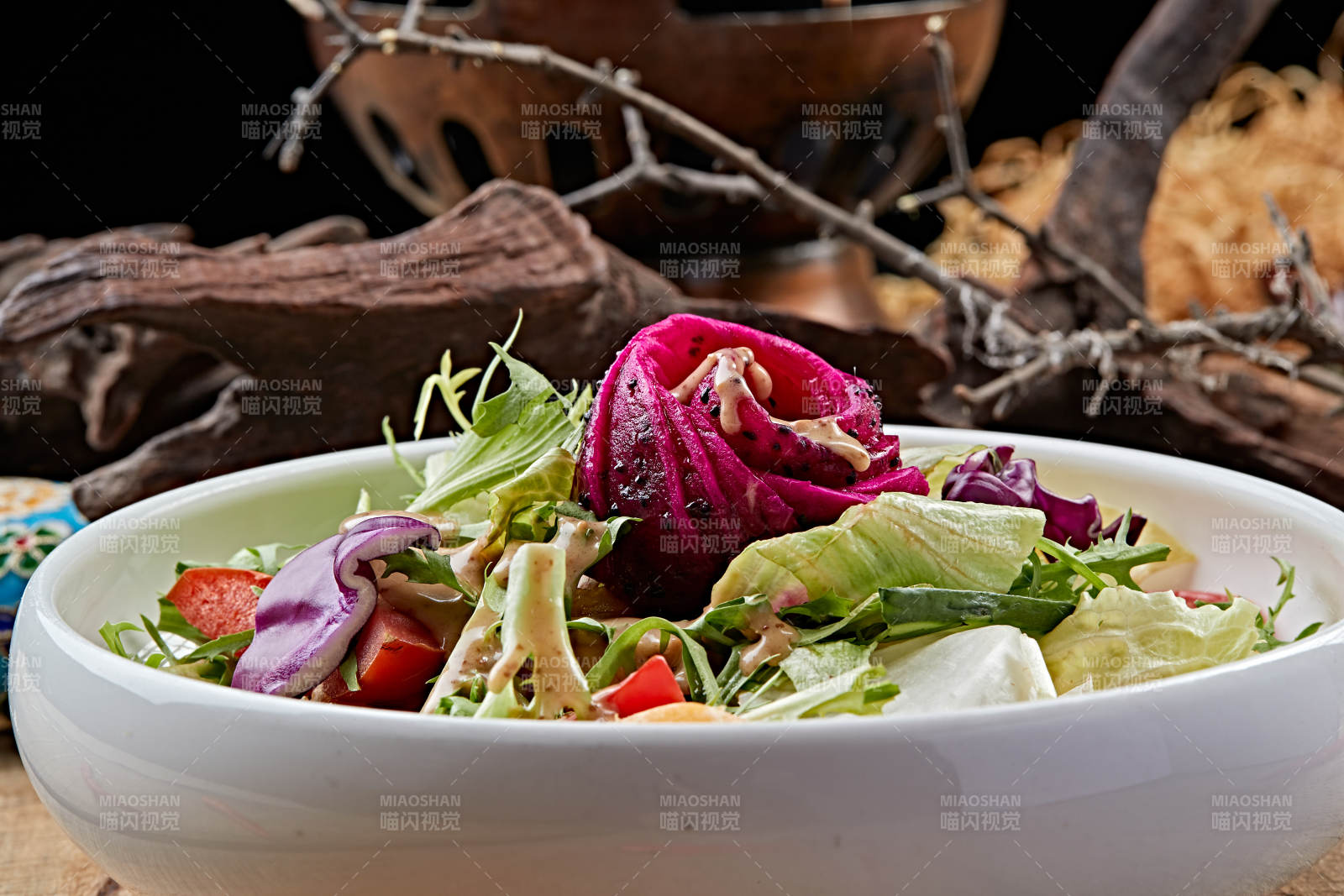 白色圆瓷盘装的芙蓉富贵拌时蔬图片