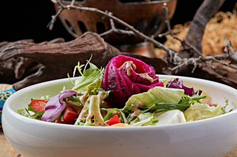 白色圆瓷盘装的芙蓉富贵拌时蔬图片