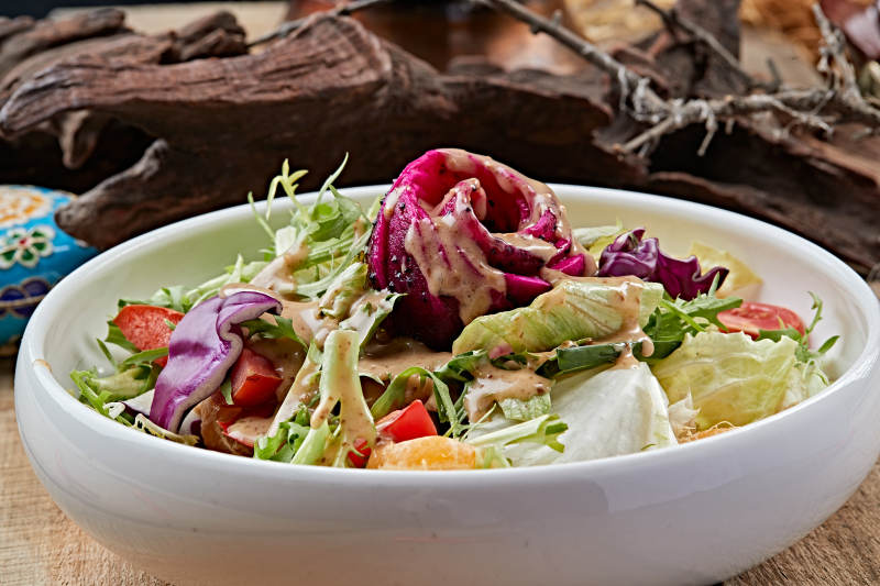 白色圆瓷盘装的芙蓉富贵拌时蔬图片