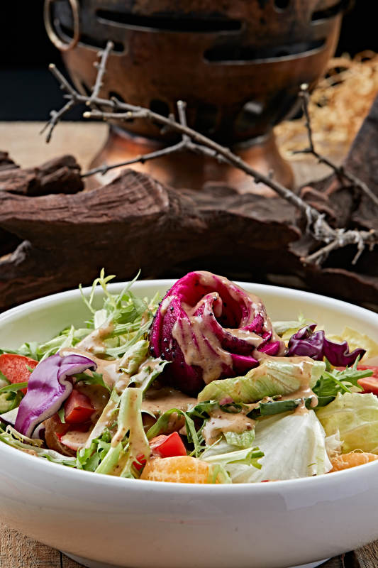 白色圆瓷盘装的芙蓉富贵拌时蔬图片