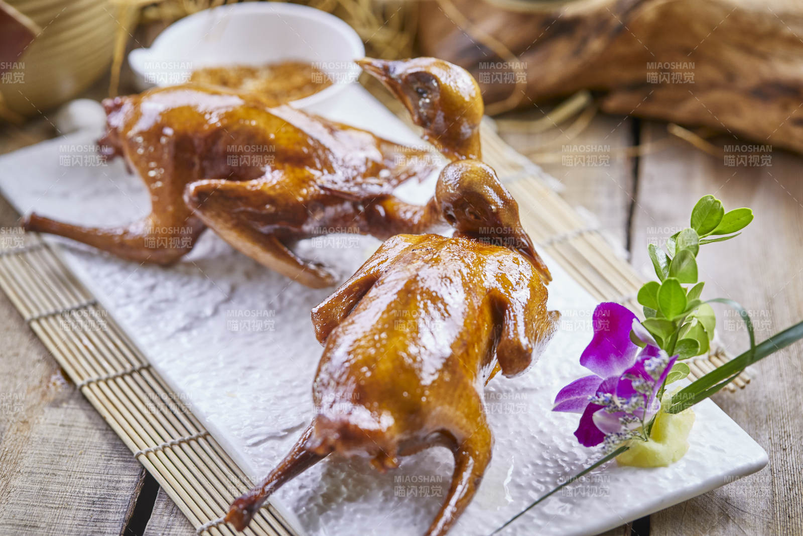 港式香酥脆皮乳鸽图片