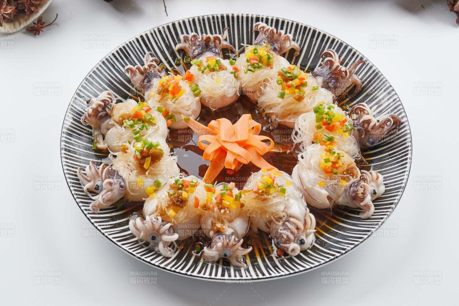 精美餐具装的蒜蓉粉丝蒸籽乌图片