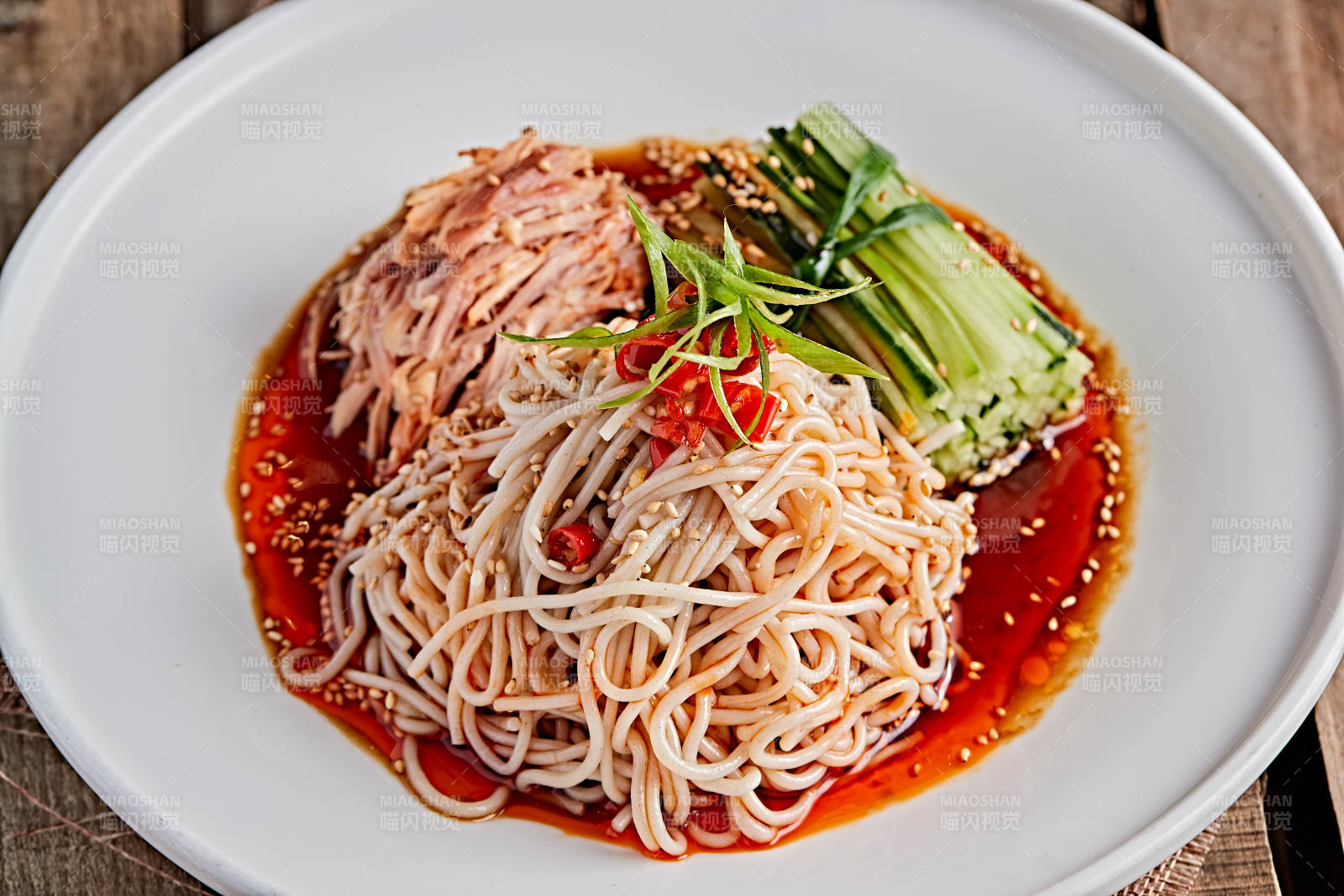 白色瓷盘装红油鸡丝冷面图片