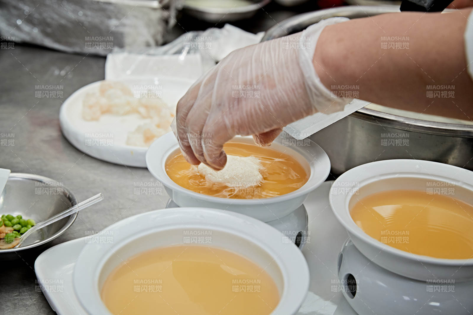 人与食物紧张忙碌的中餐厨房图片