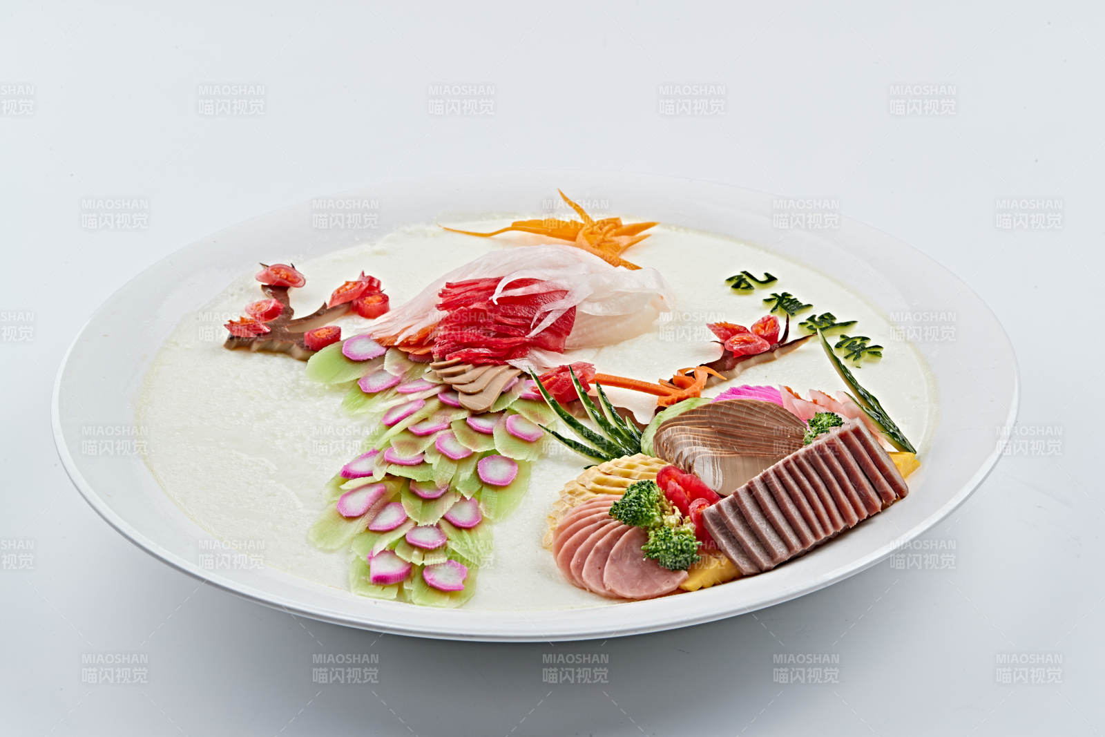 制作精雕刻精良摆盘艺术的孔雀迎宾装饰菜图片