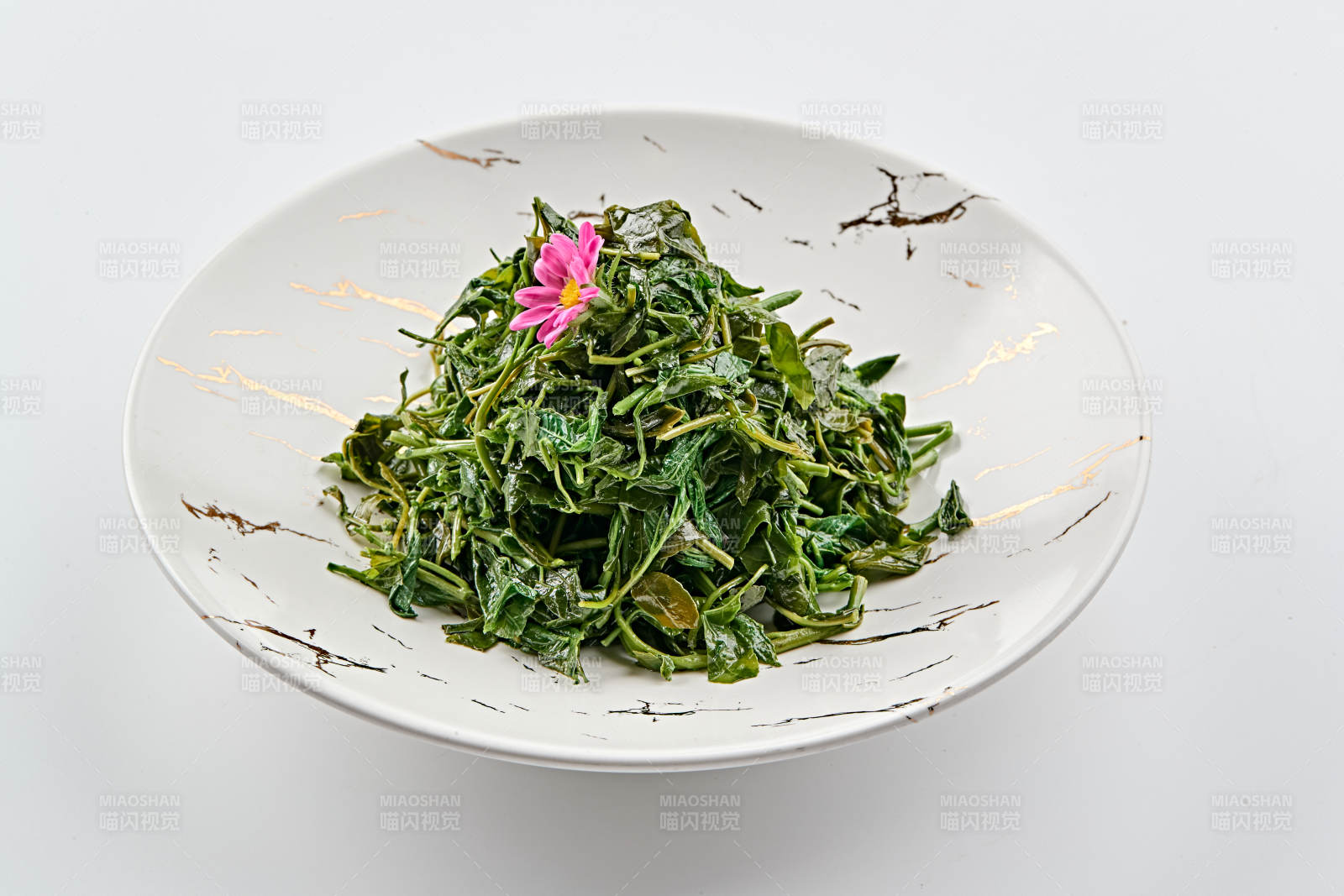 白色瓷盘装的凉拌丝瓜苗图片