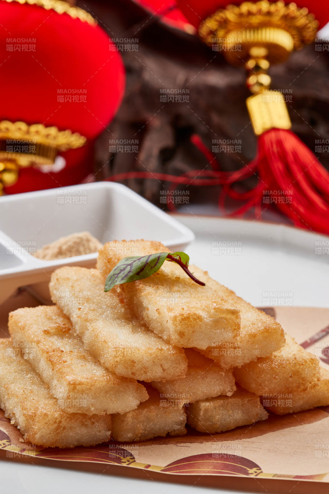 白色瓷盘装的的油炸酸奶糕图片