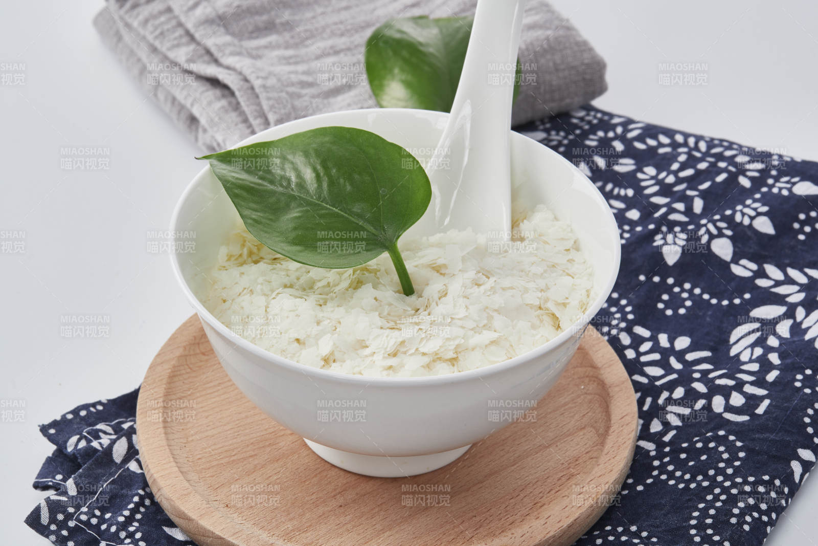 白色背景上的速食土豆泥颗粒图片