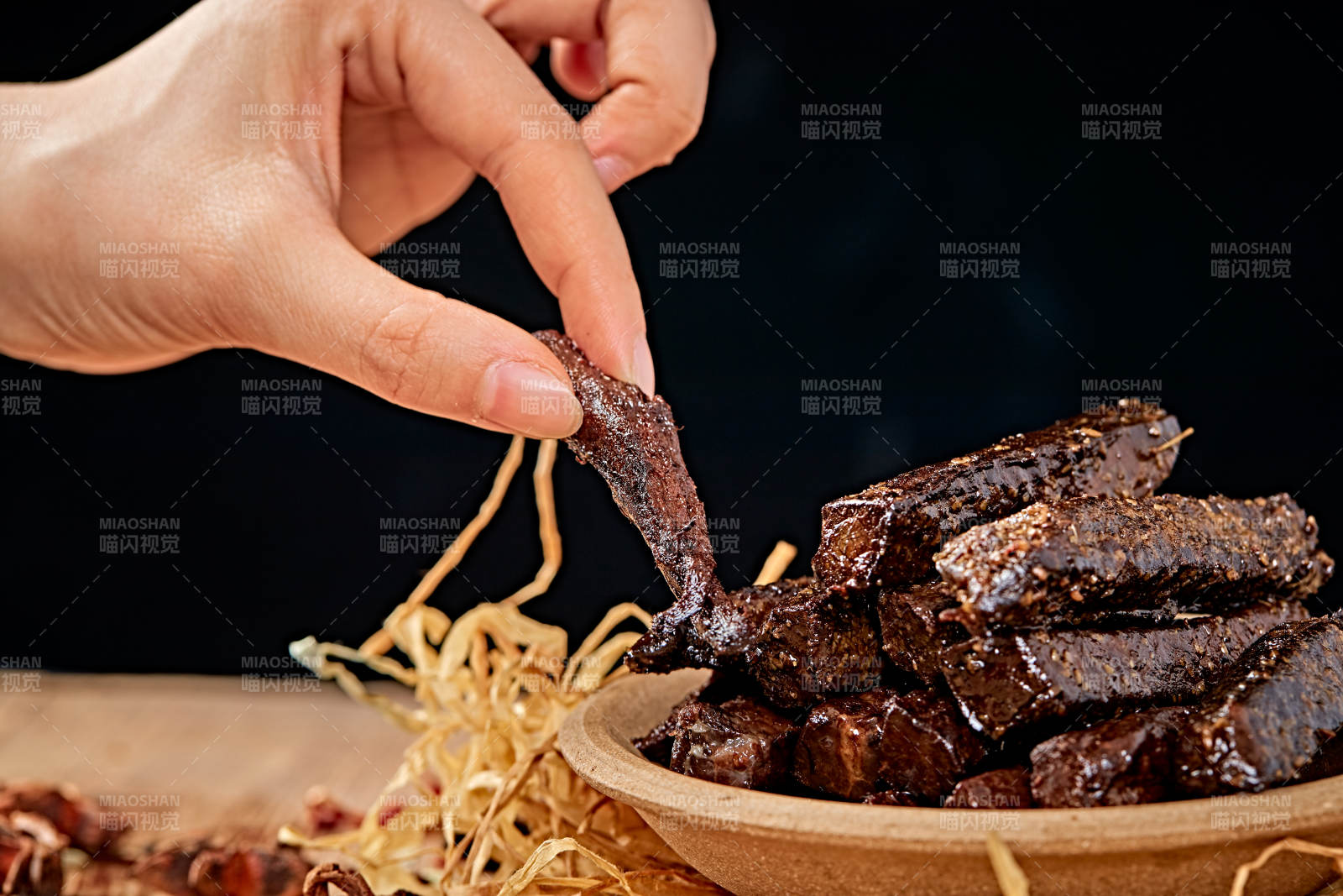 陶瓷餐具装摆的内蒙古特产牛肉干图片