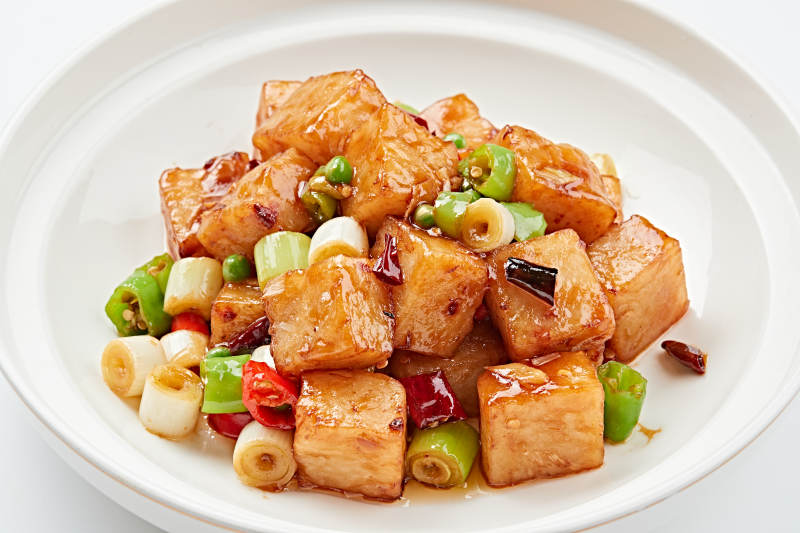 白色瓷盘装的宫保味广式萝卜糕图片