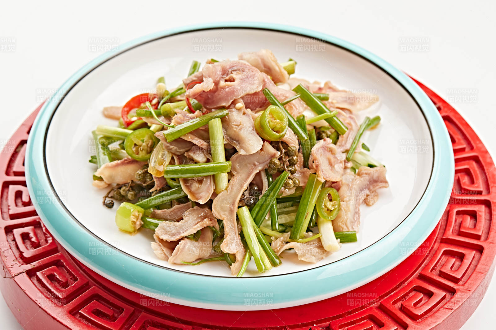精美餐具装的麻辣葱香炒猪肚图片