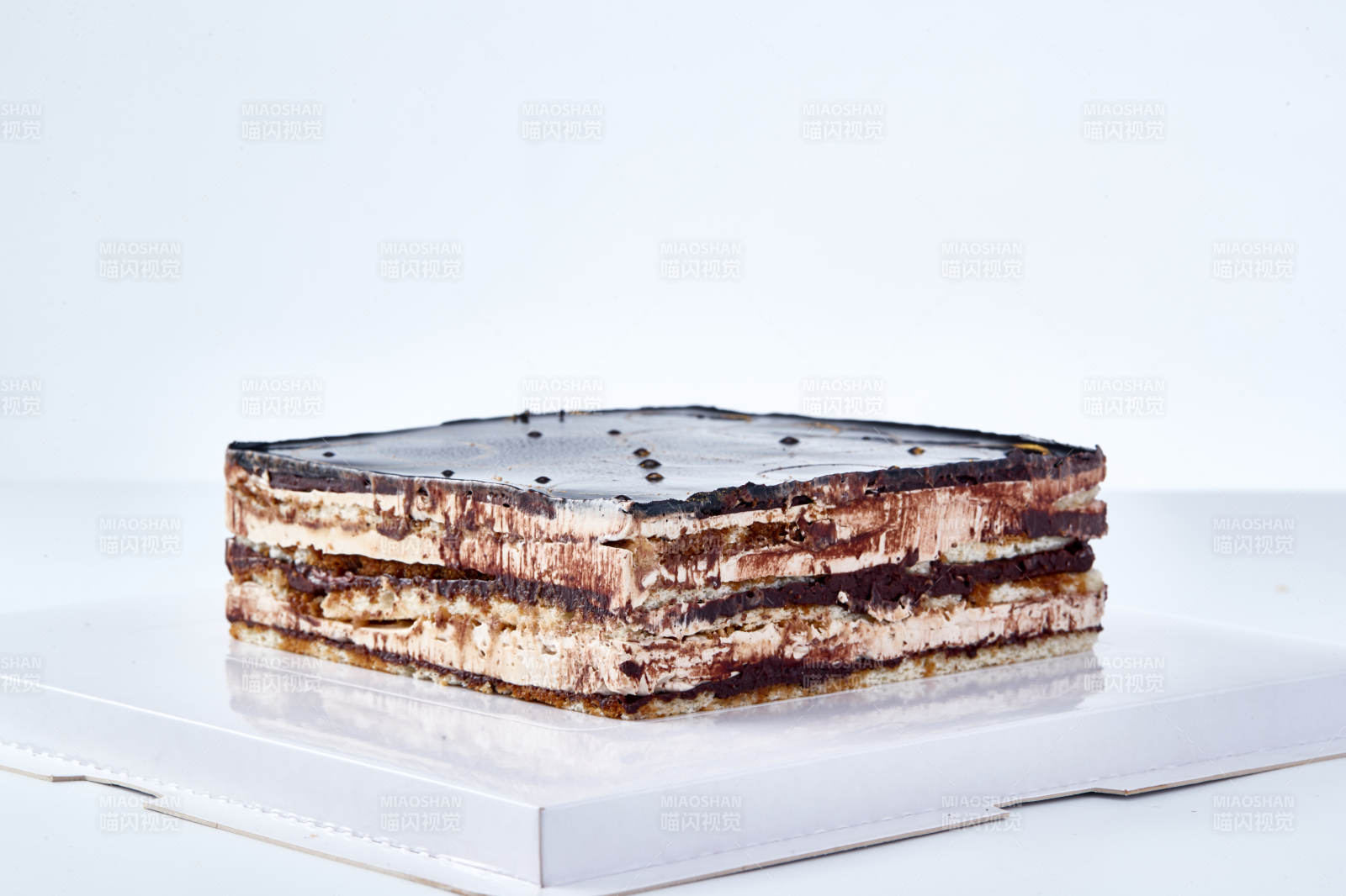 比利黑巧克力鲜奶慕斯杏仁蛋糕图片