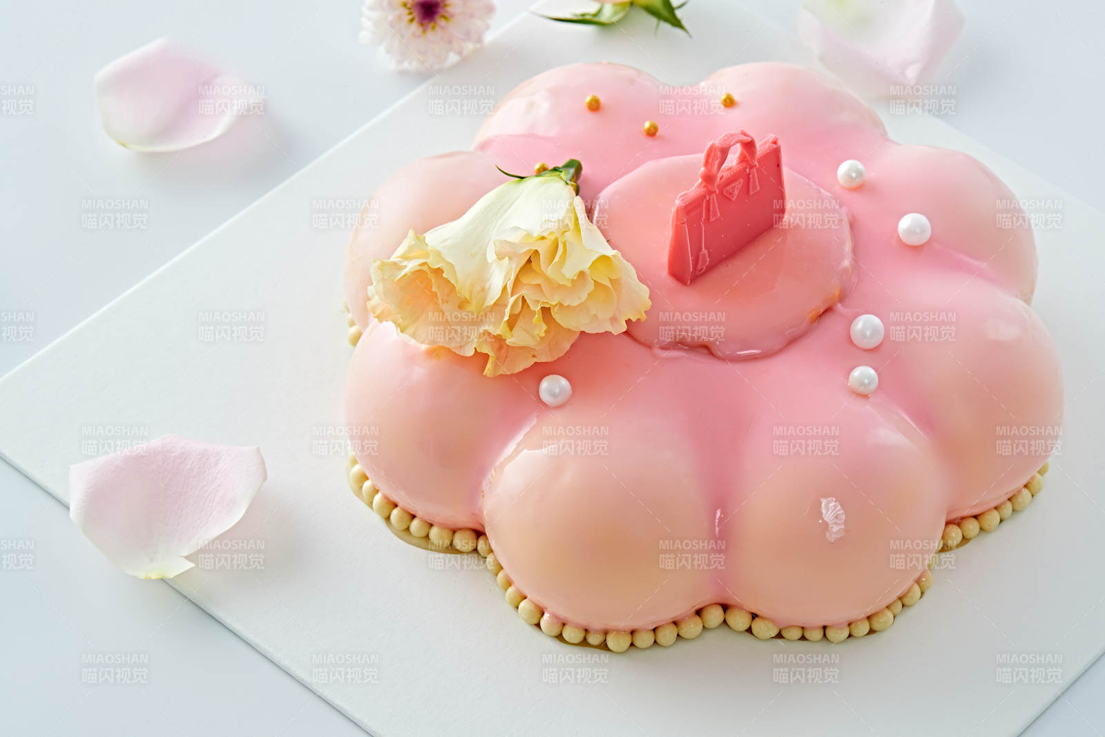 玫瑰初吻蓝莓夹心鲜奶蛋糕图片