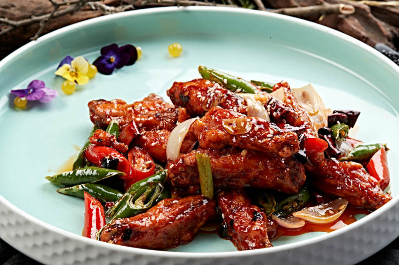 川香油炸麻辣鸡翅中图片