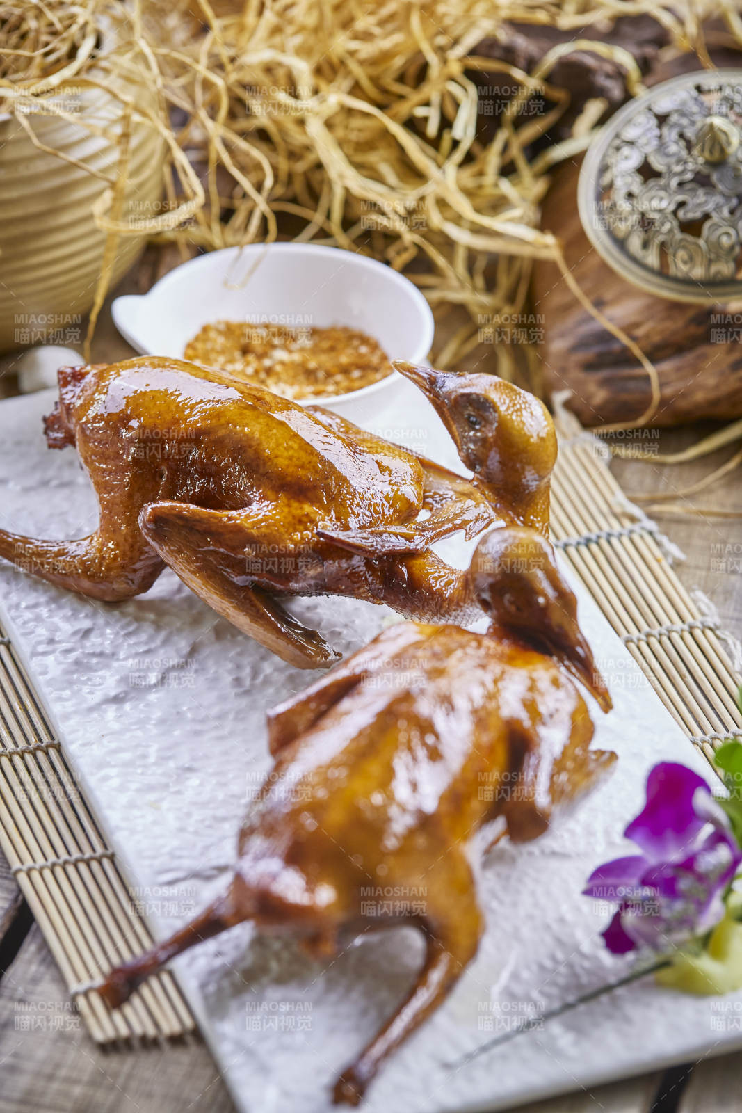 港式香酥脆皮乳鸽图片
