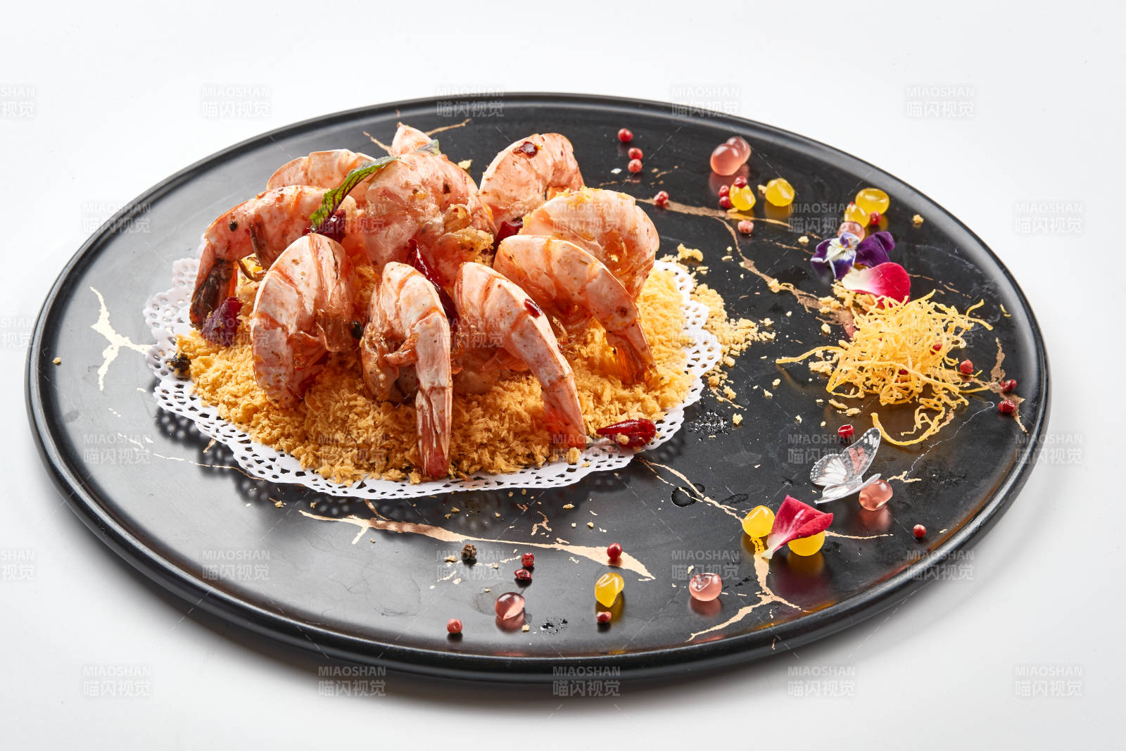 黑色瓷盘装的避风塘炸虾图片