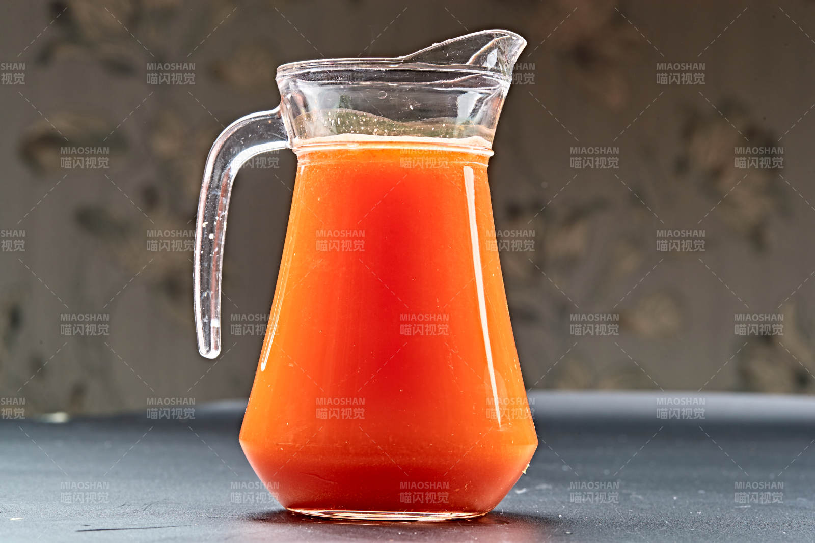 玻璃器皿装的鲜榨胡萝卜汁图片