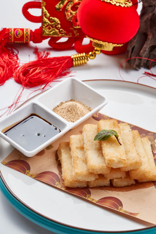 白色瓷盘装的的油炸酸奶糕图片