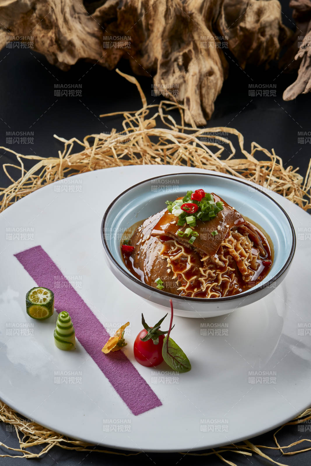 黑色背景上的瓷餐具装的川味夫妻肺片图片