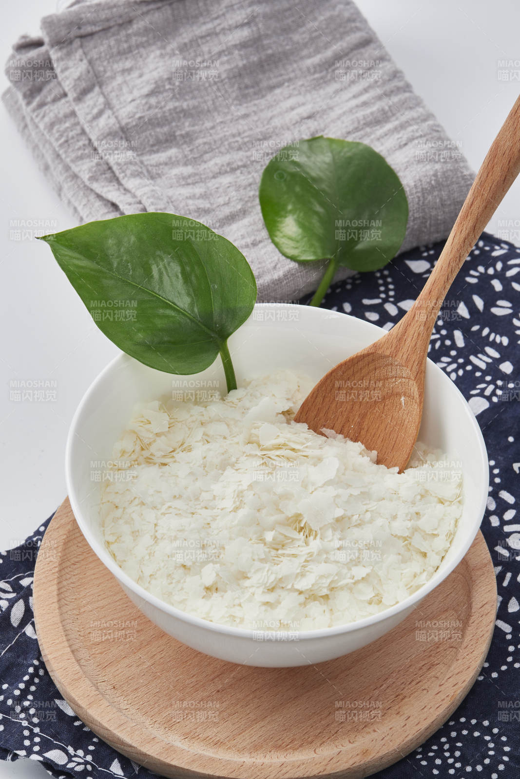 白色背景上的速食土豆泥颗粒图片