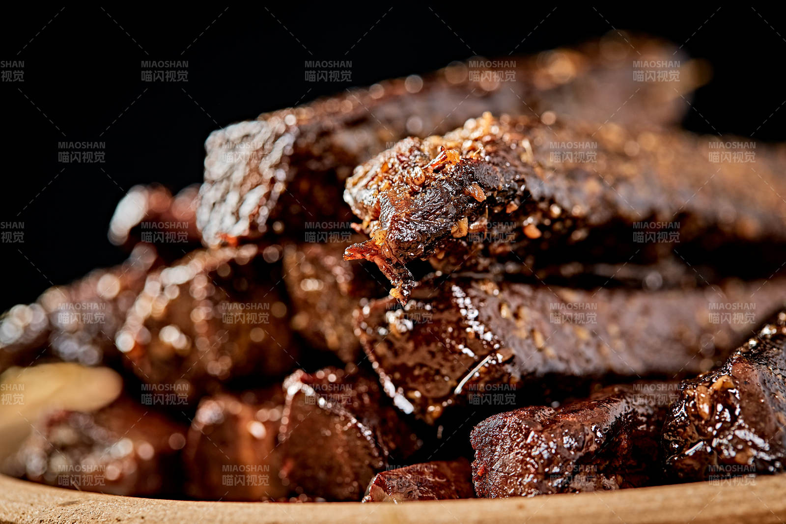 陶瓷餐具装摆的内蒙古特产牛肉干图片