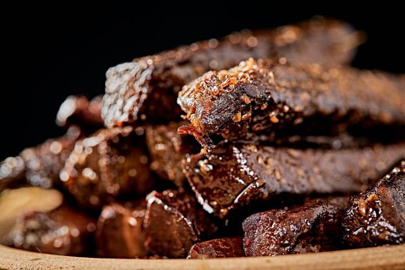 陶瓷餐具装摆的内蒙古特产牛肉干图片