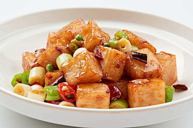 白色瓷盘装的宫保味广式萝卜糕图片