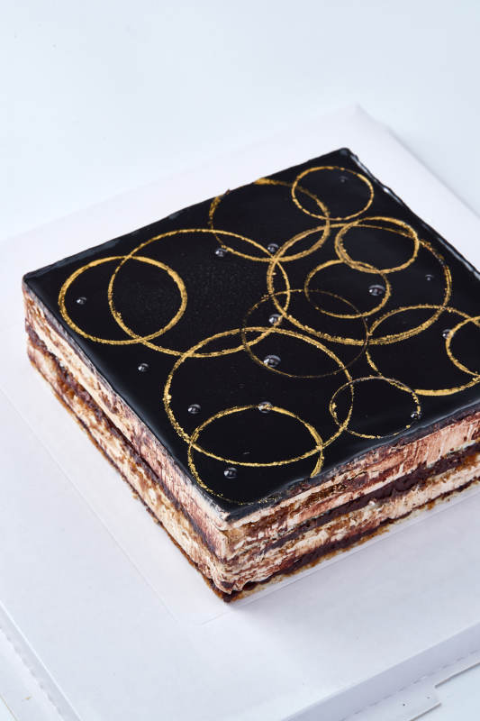 比利黑巧克力鲜奶慕斯杏仁蛋糕图片