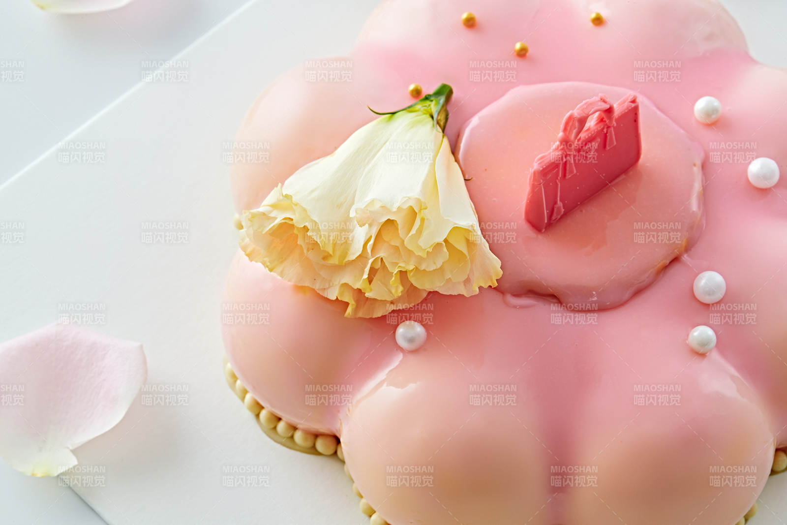 玫瑰初吻蓝莓夹心鲜奶蛋糕图片