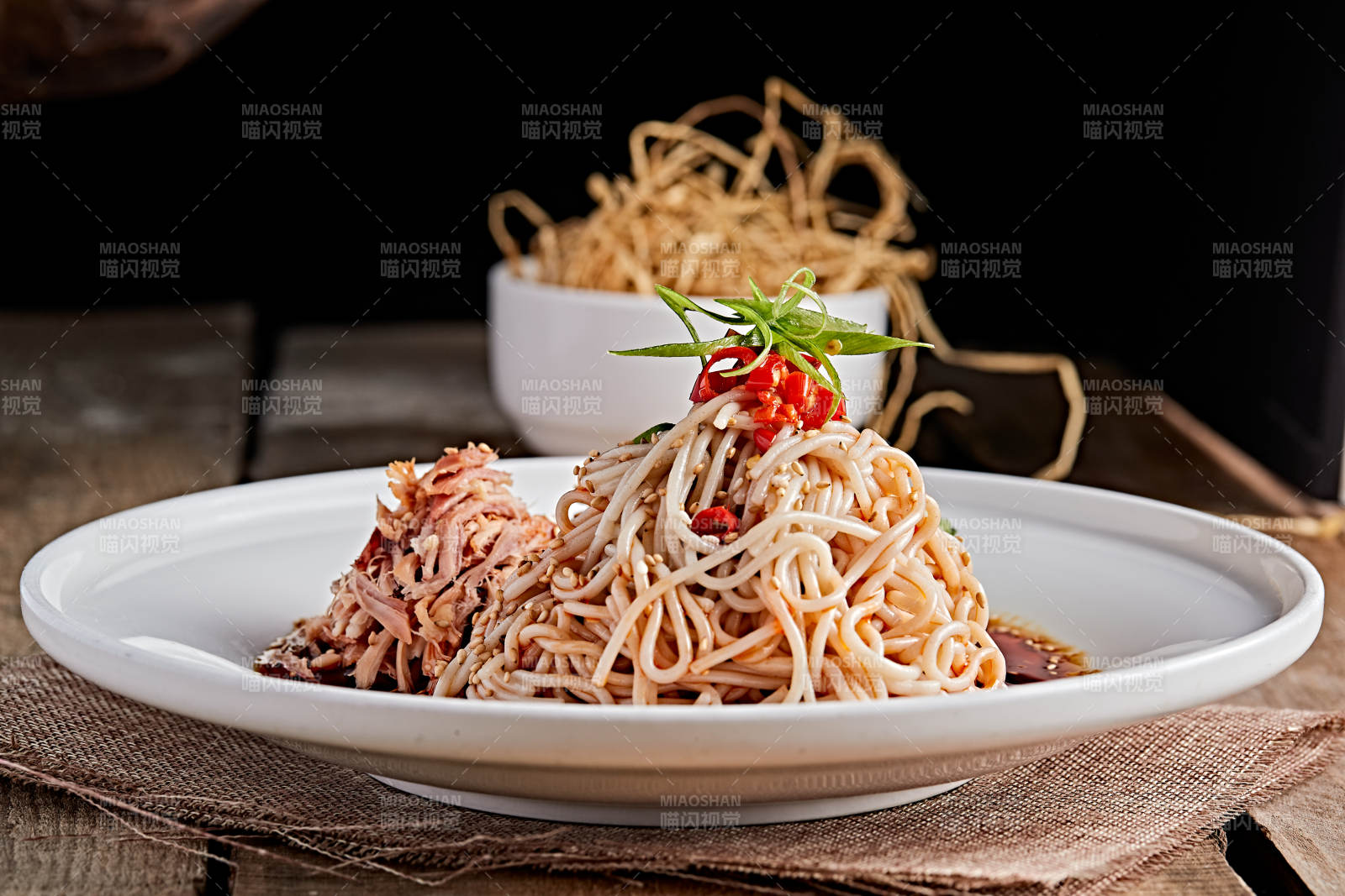 白色瓷盘装红油鸡丝冷面图片