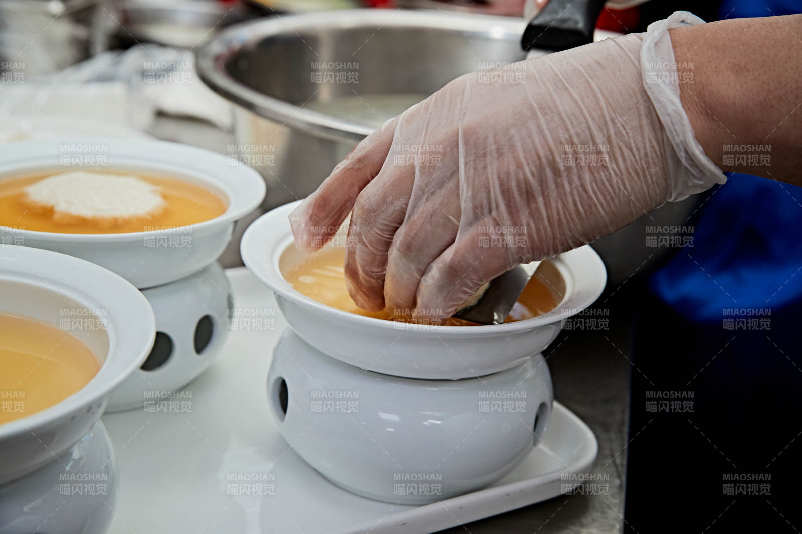 人与食物紧张忙碌的中餐厨房图片