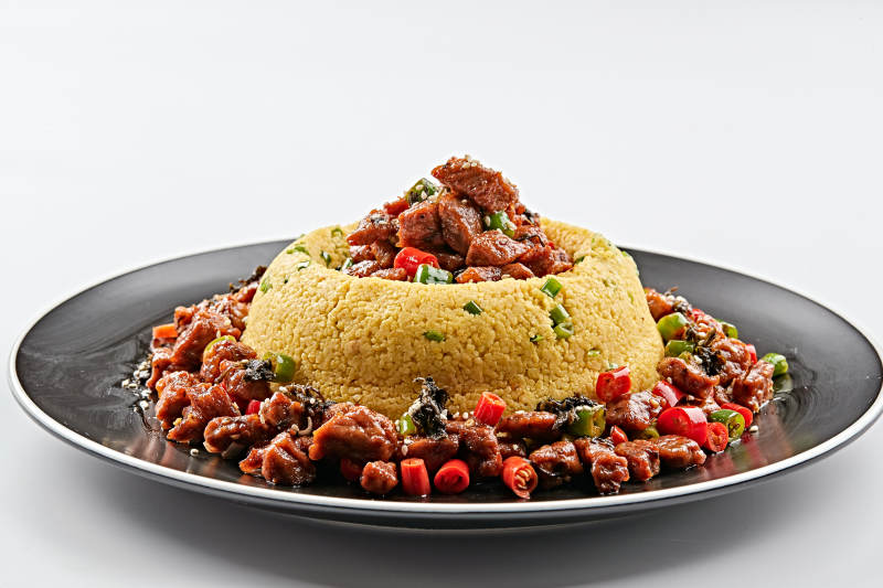 黑色磁盘装的金米辣味飘香牛仔粒图片