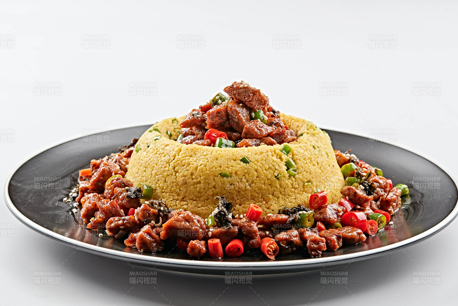 黑色磁盘装的金米辣味飘香牛仔粒图片